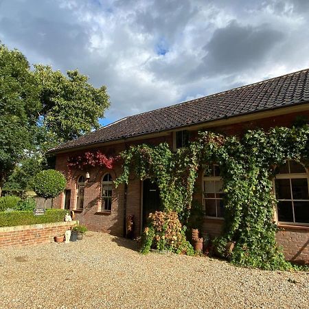 Betsey Trotwood. Historic Stylish 2-Bed Cottage. Blundeston Esterno foto