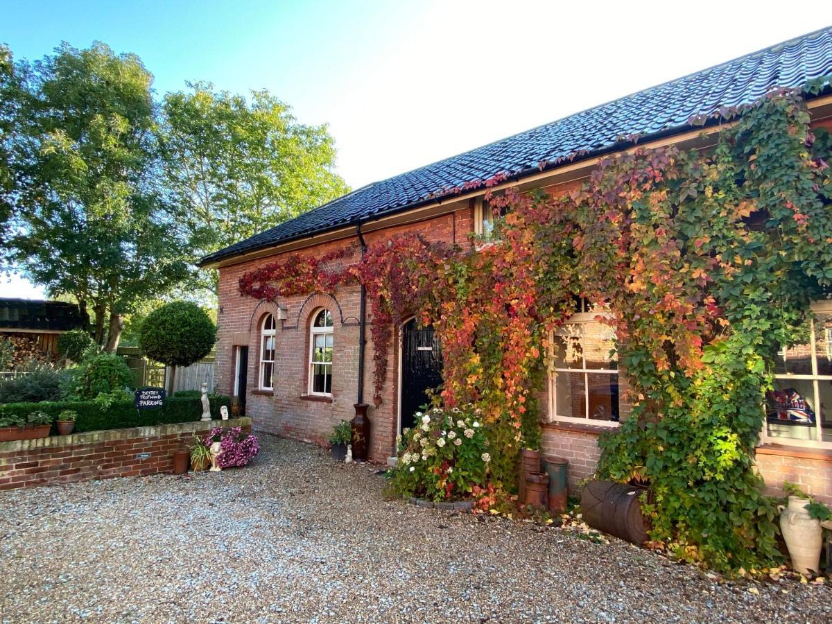 Betsey Trotwood. Historic Stylish 2-Bed Cottage. Blundeston Esterno foto