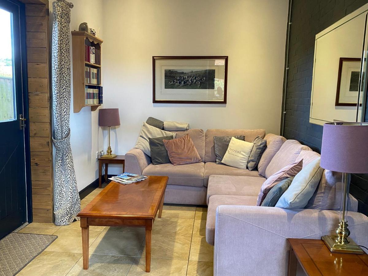 Betsey Trotwood. Historic Stylish 2-Bed Cottage. Blundeston Esterno foto