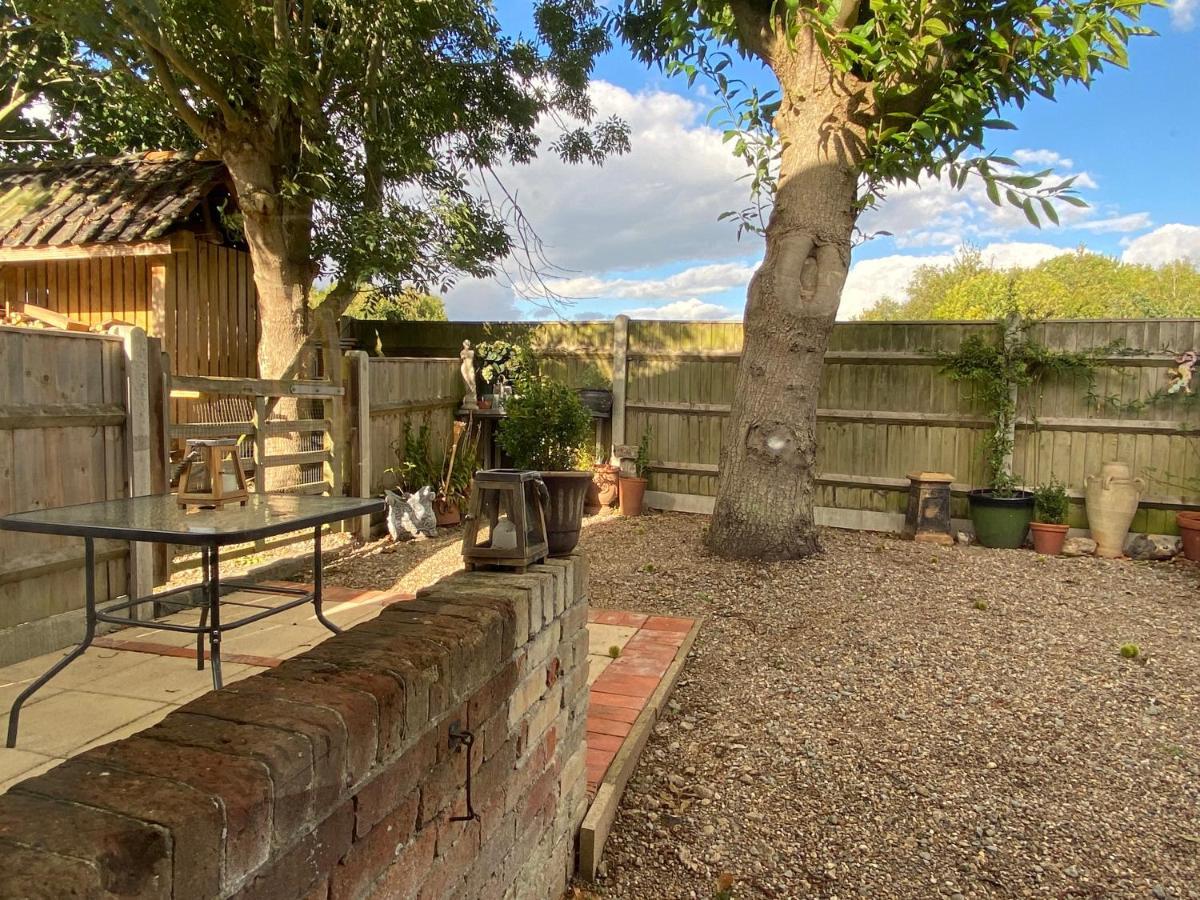 Betsey Trotwood. Historic Stylish 2-Bed Cottage. Blundeston Esterno foto